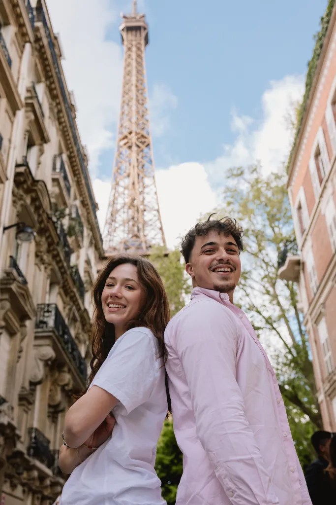 2 étudiants devant la Tour eiffel