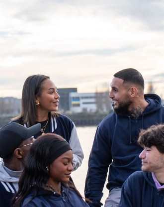Groupe d’étudiants de l’école de commerce INSEEC en train de discutant le long de la Garonne