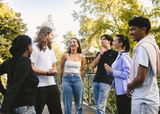 Groupe d’étudiants de l’école de commerce INSEEC discutant et rigolant dans un parc de Bordeaux