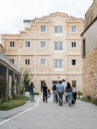 Photo d’étudiants devant le campus de Bordeaux de l’école de commerce INSEEC