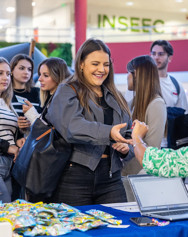 Étudiante discutant à un stand sur le campus de Chambéry de l’école de commerce INSEEC