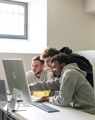 Students working on a Mac on the Rennes campus of INSEEC business school