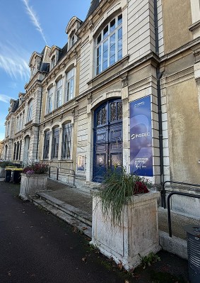 Photo de l’entrée du campus rénové de Beaune de l’école de commerce INSEEC