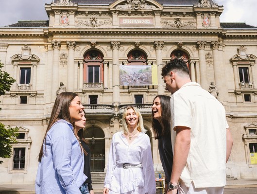 Groupe d’étudiants de l’école de commerce INSEEC rigolant devant le théâtre “Les Célestins” de Lyon