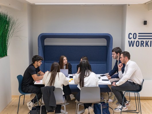 Groupe d’étudiants travaillant ensemble dans une salle de co-working du campus de Rennes de l’école de commerce INSEEC