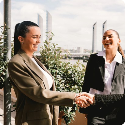 Étudiante serrant la main d'un employeur pour un stage